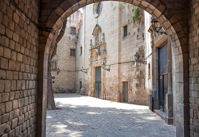 Streets-That-Tell-Stories-Discover-the-Gothic-Quarter-from-Within