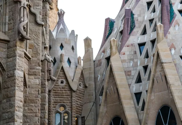 The Details of Gaudí’s Architecture That Often Go Unnoticed-convertido-de-png