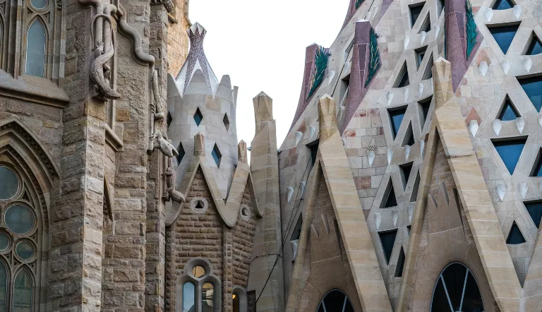 The Details of Gaudí’s Architecture That Often Go Unnoticed-convertido-de-png